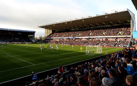 他从侧翼突 他从侧翼突